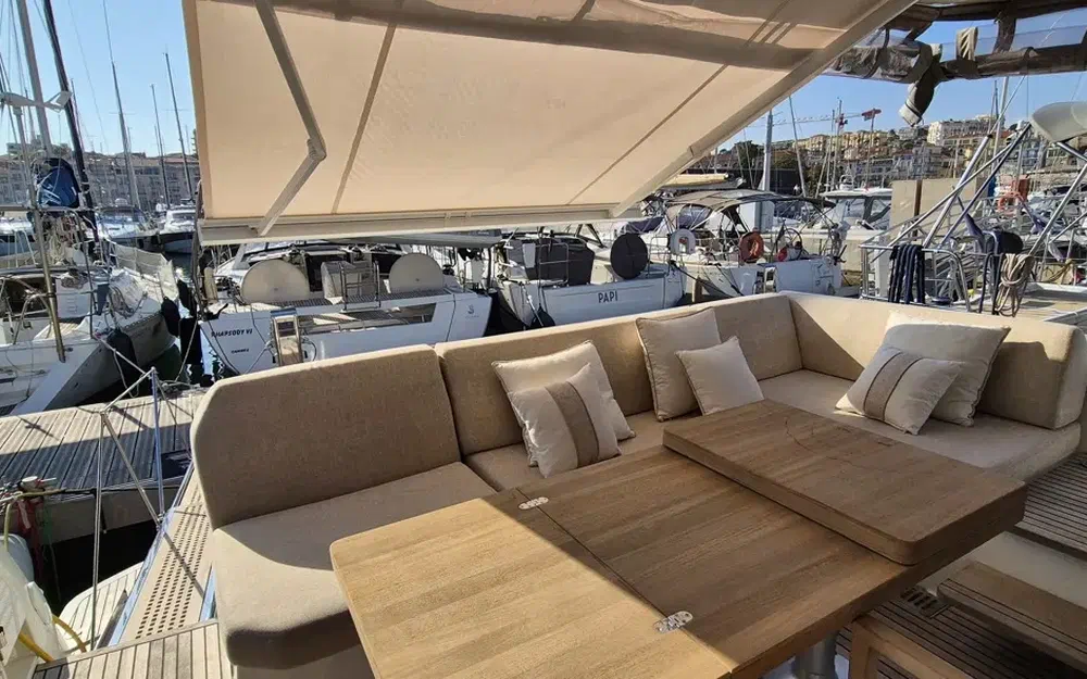 slider 1 Prestige Yachts 520 Fly