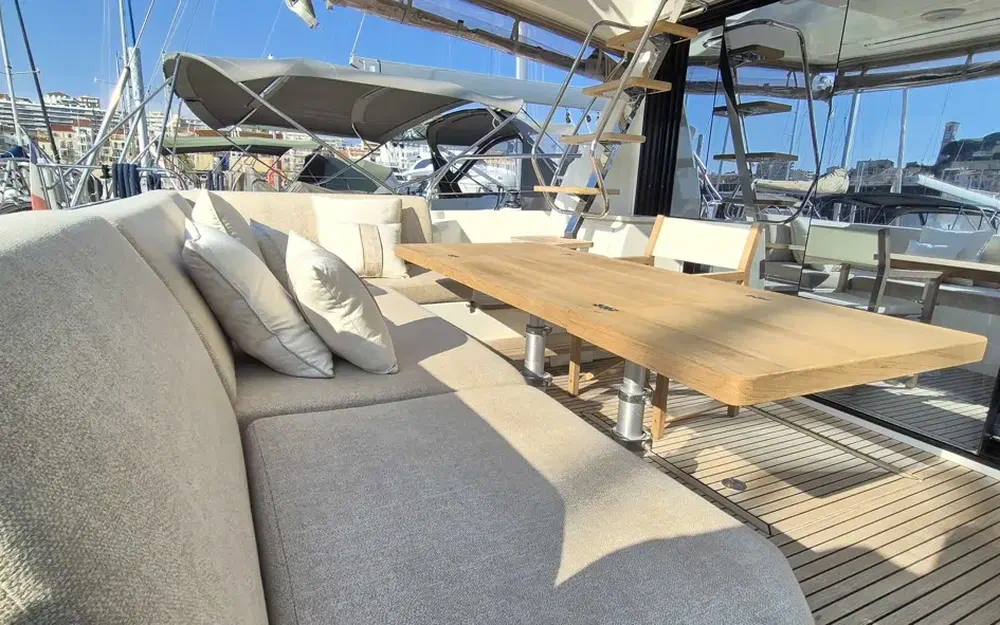 slider 3 Prestige Yachts 520 Fly