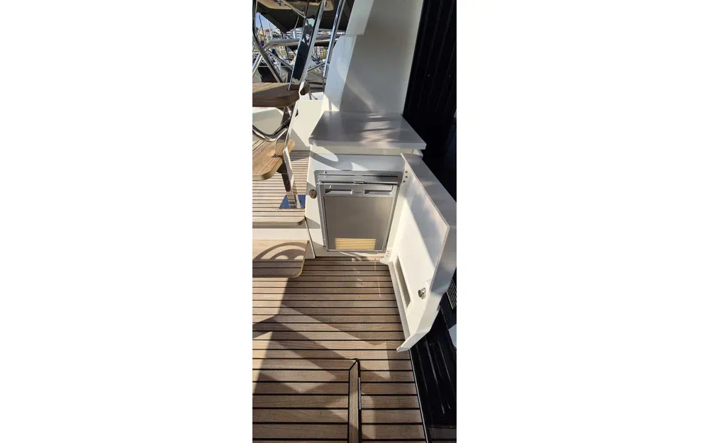 slider 4 Prestige Yachts 520 Fly