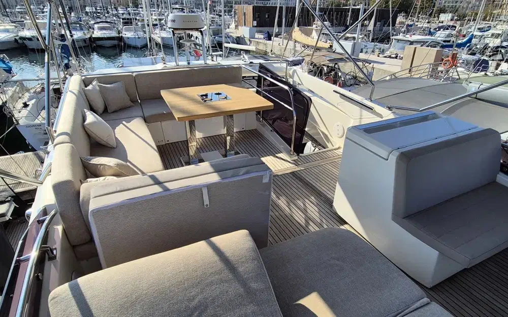 slider 5 Prestige Yachts 520 Fly