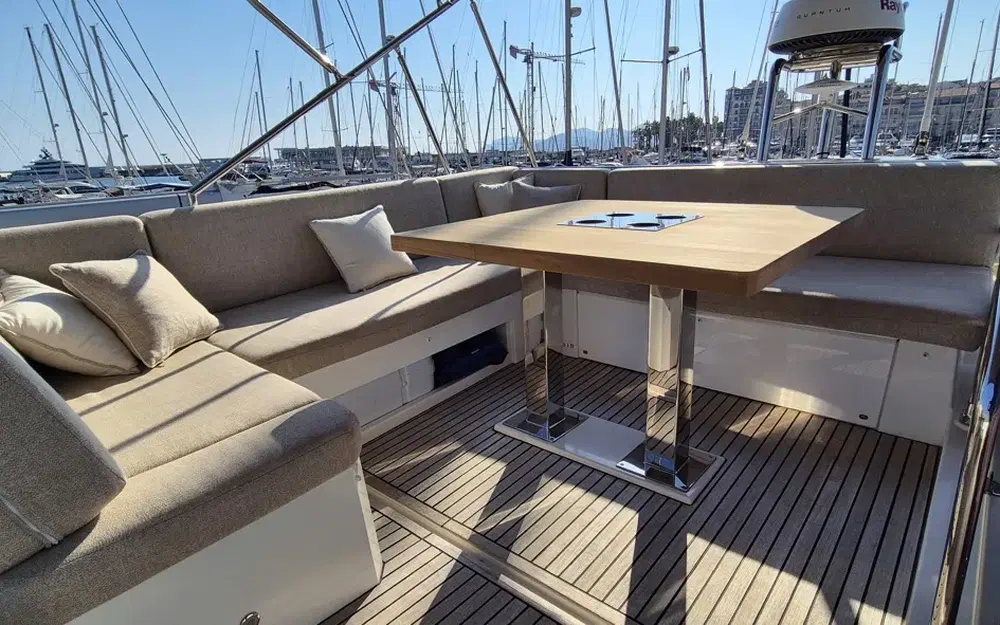 slider 6 Prestige Yachts 520 Fly