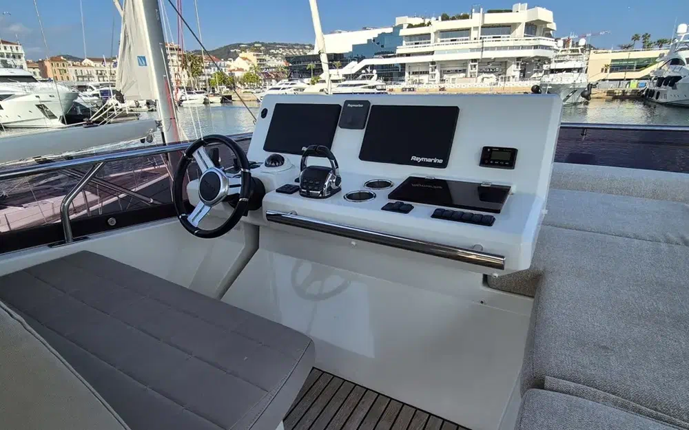 slider 7 Prestige Yachts 520 Fly