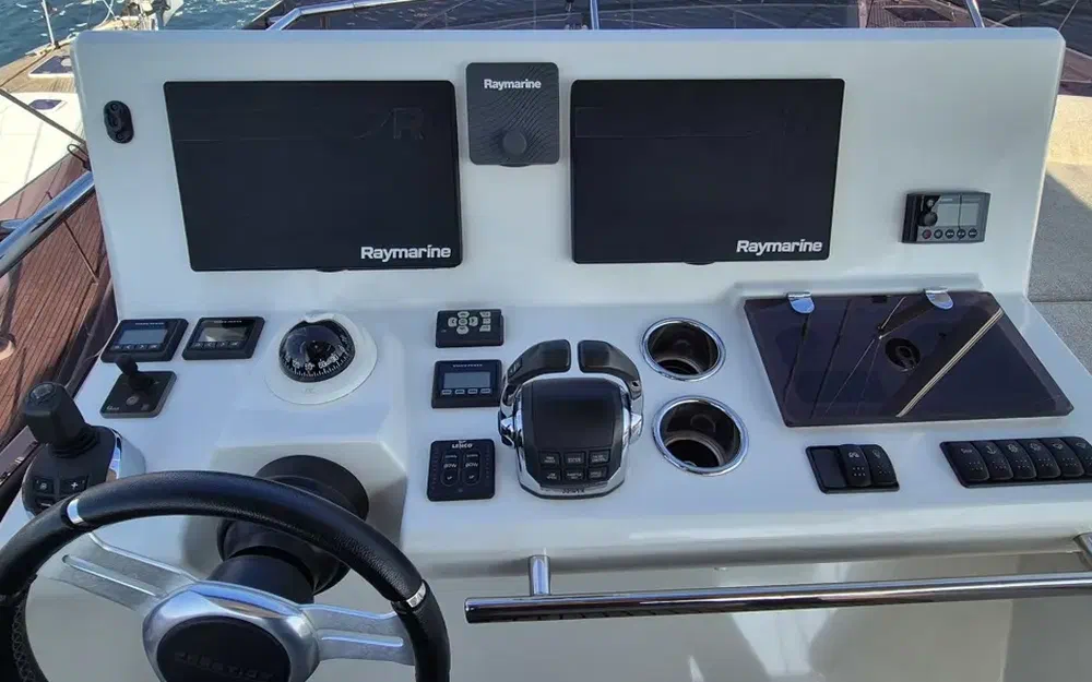 slider 8 Prestige Yachts 520 Fly