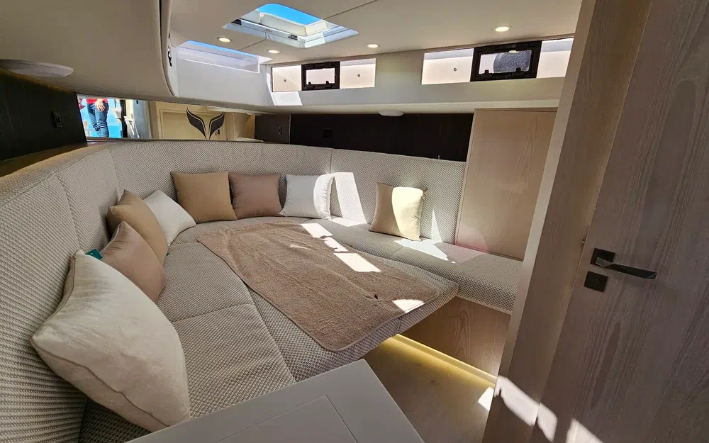 slider 18 Alium Yacht 42 T-Top