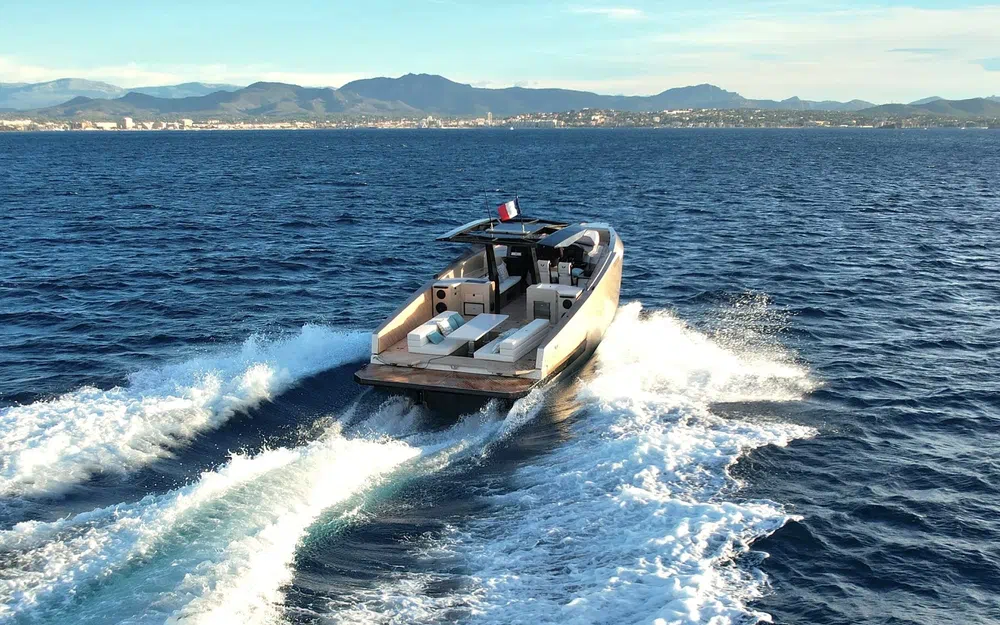 slider 21 Alium Yacht 42 T-Top