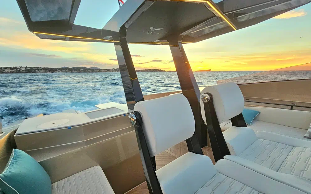 slider 14 Alium Yacht 42 T-Top