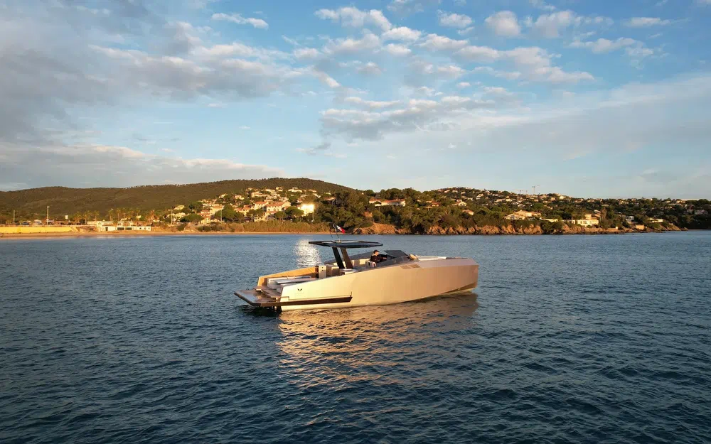 slider 22 Alium Yacht 42 T-Top