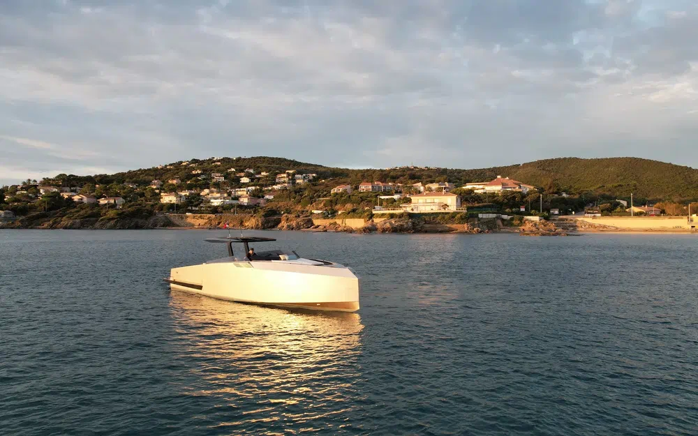 slider 23 Alium Yacht 42 T-Top