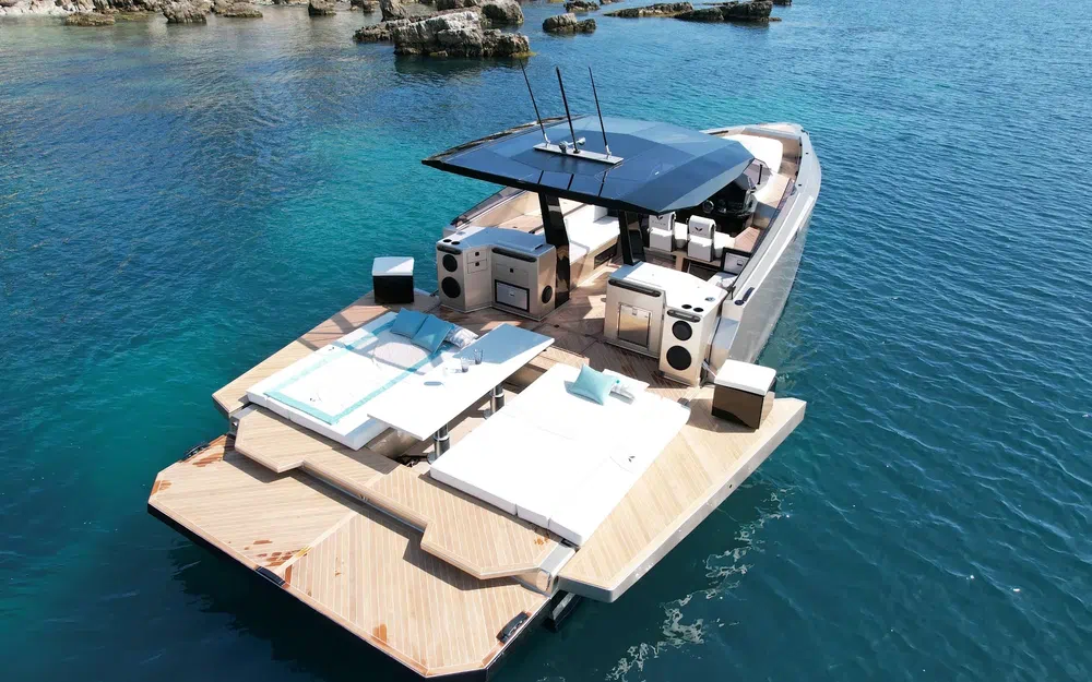 slider 4 Alium Yacht 42 T-Top