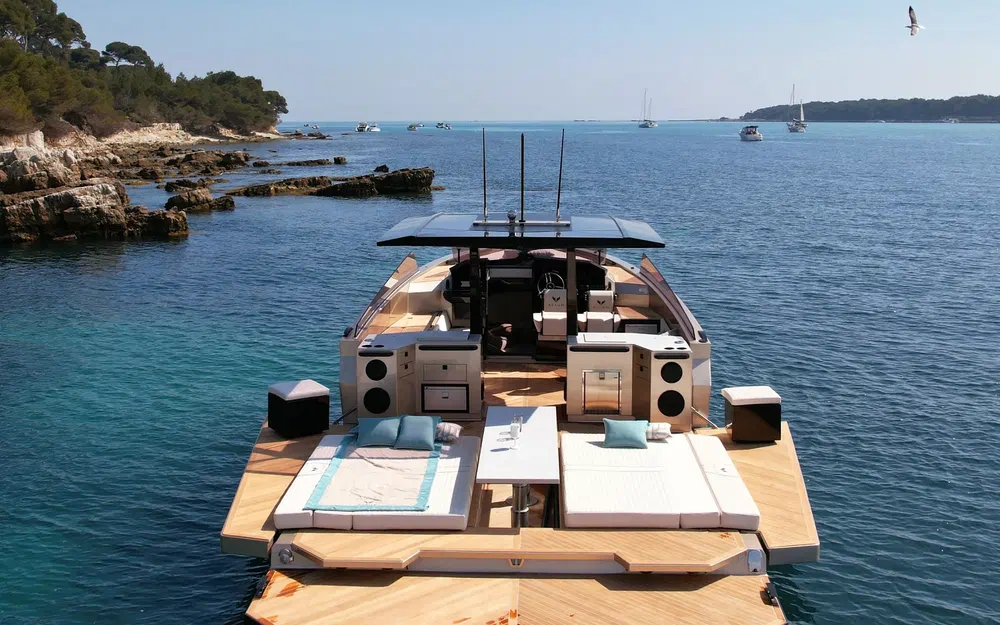 slider 5 Alium Yacht 42 T-Top
