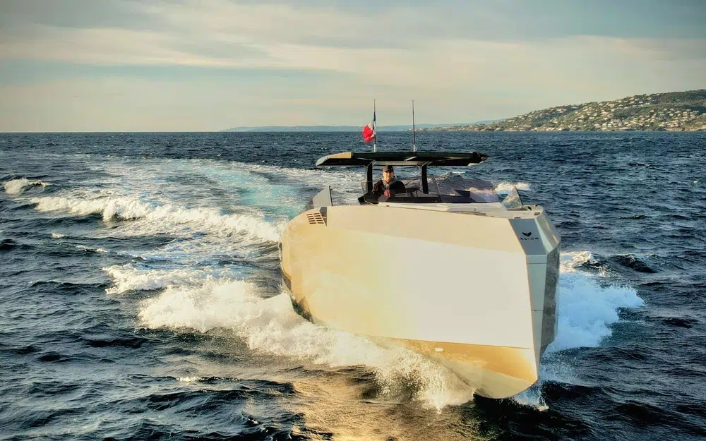 slider 3 Alium Yacht 42 T-Top