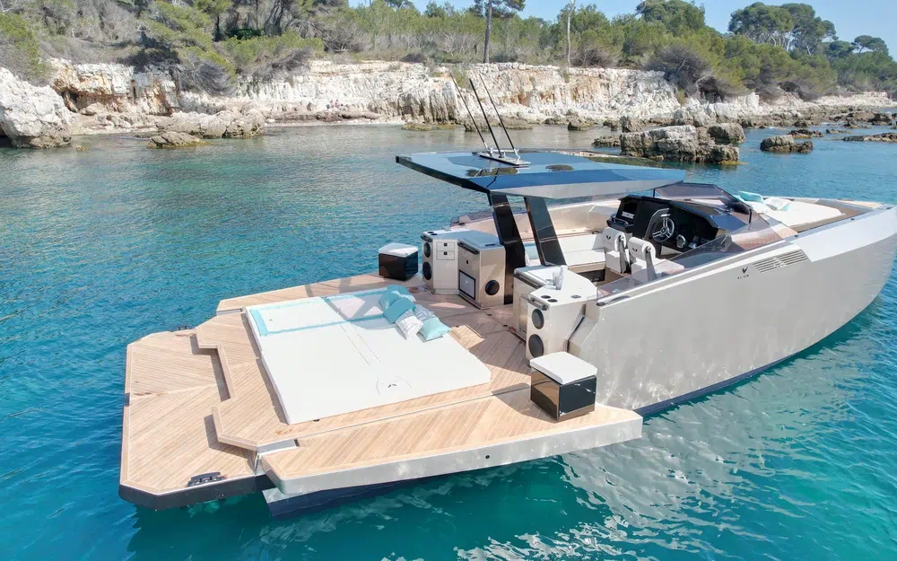 slider 8 Alium Yacht 42 T-Top