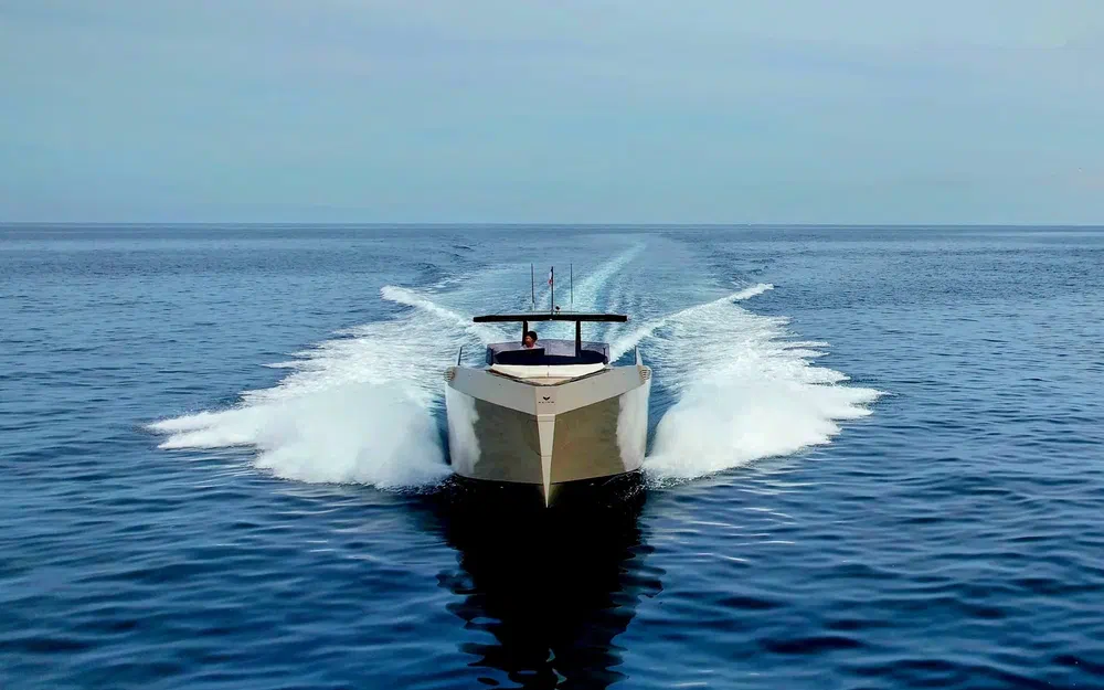 slider 9 Alium Yacht 42 T-Top