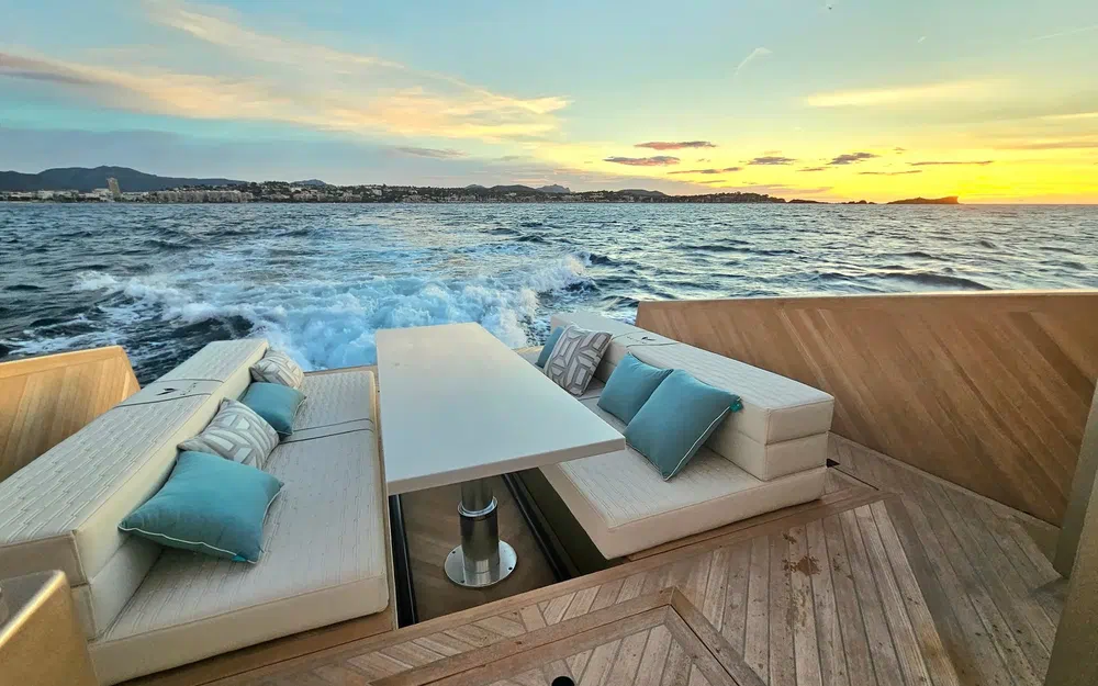 slider 10 Alium Yacht 42 T-Top