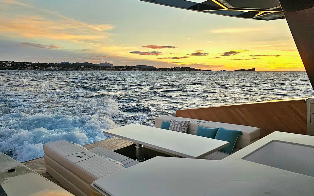 slider 11 Alium Yacht 42 T-Top