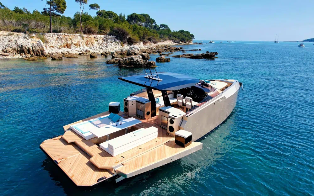 slider 2 Alium Yacht 42 T-Top