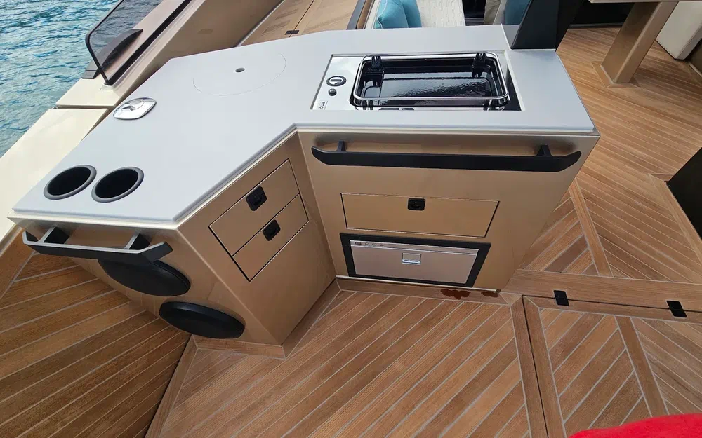 slider 16 Alium Yacht 42 T-Top