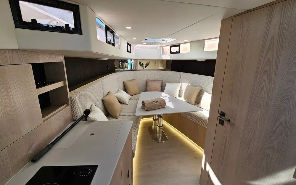 slider 17 Alium Yacht 42 T-Top