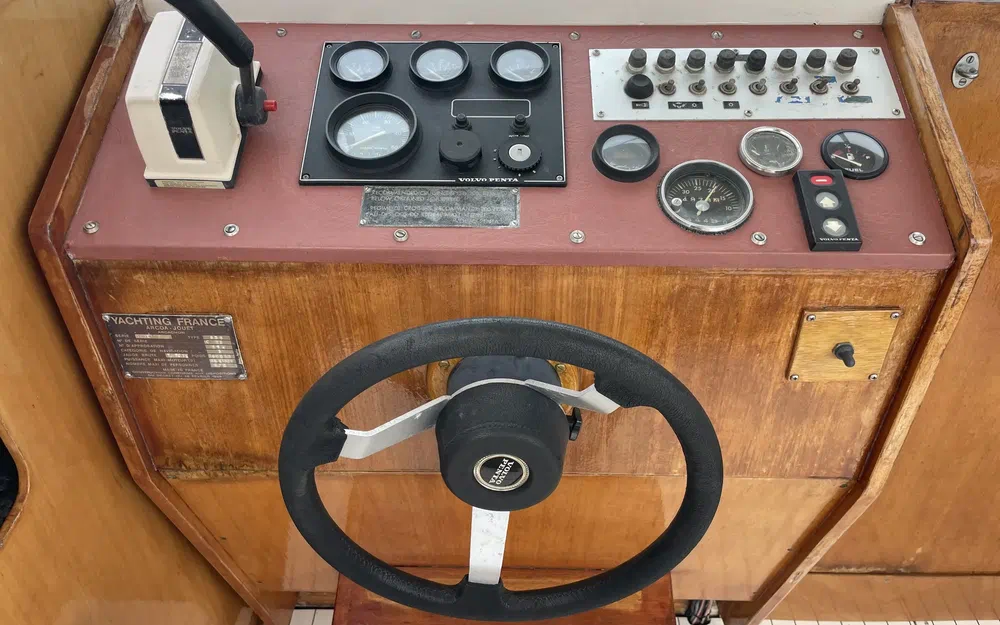 slider 10 Yachting France Arcoa 830