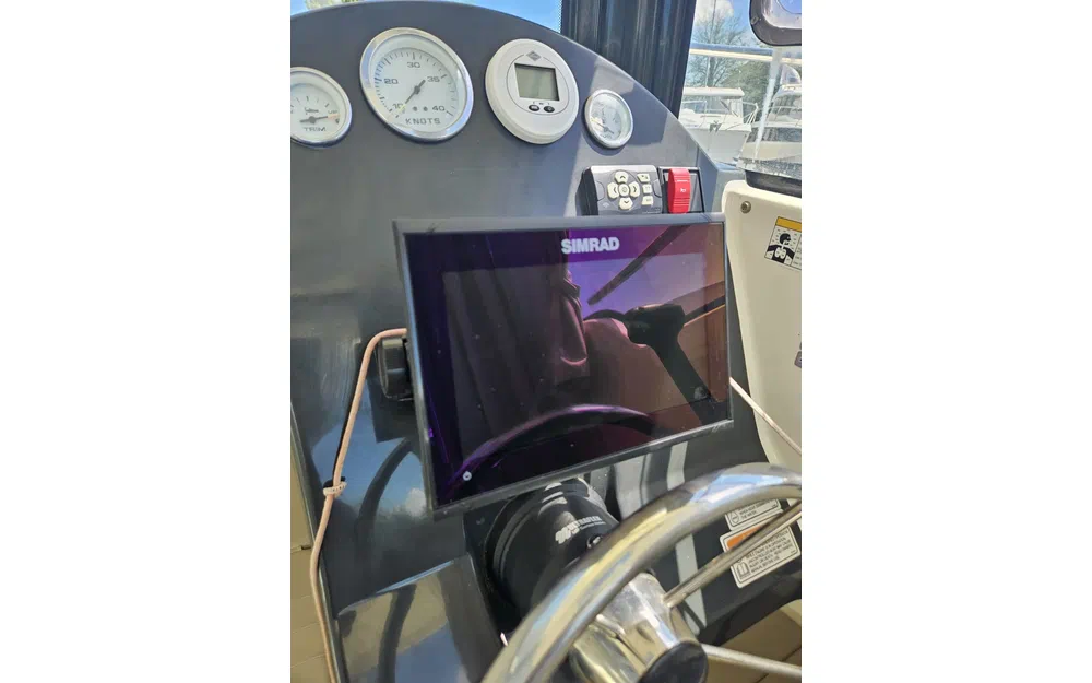 slider 2 Quicksilver Activ 605 Pilothouse