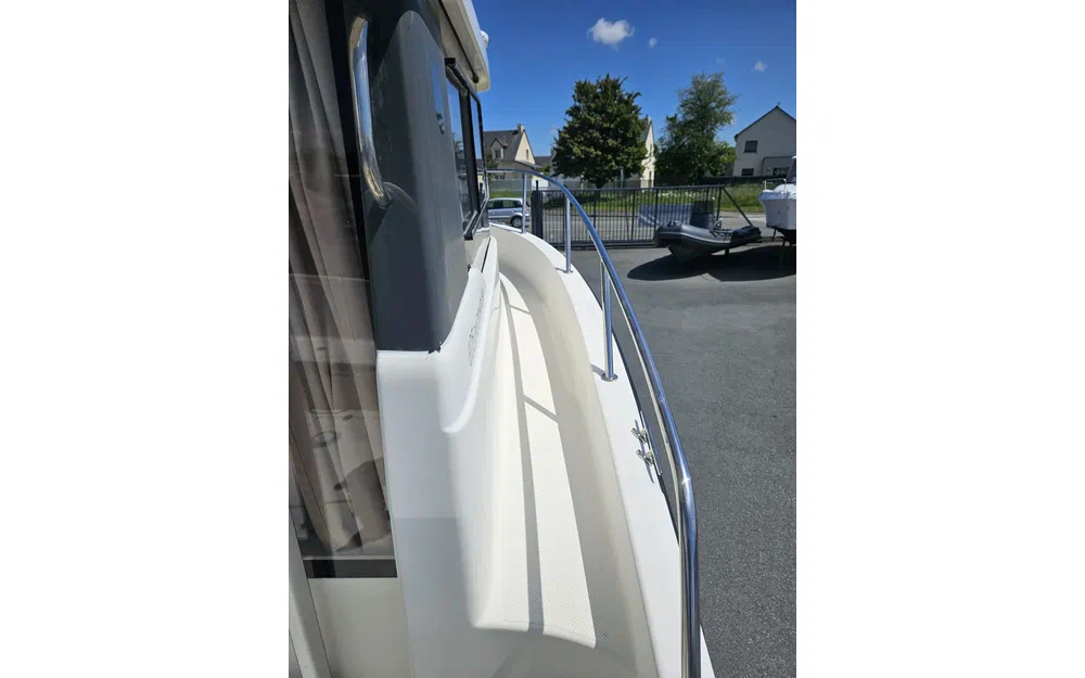 slider 7 Quicksilver Activ 605 Pilothouse
