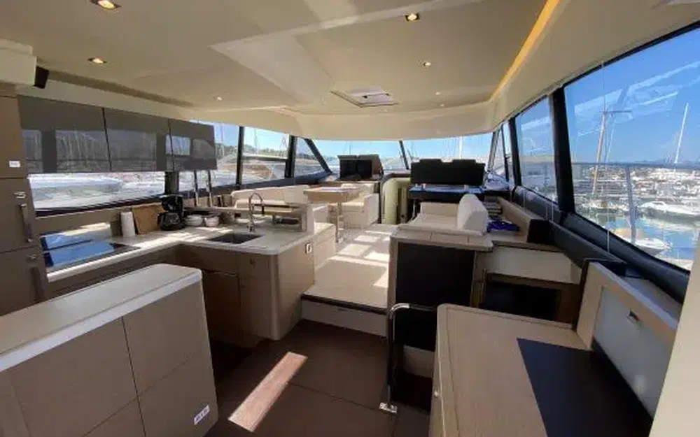 slider 2 Prestige Yachts 560 Fly