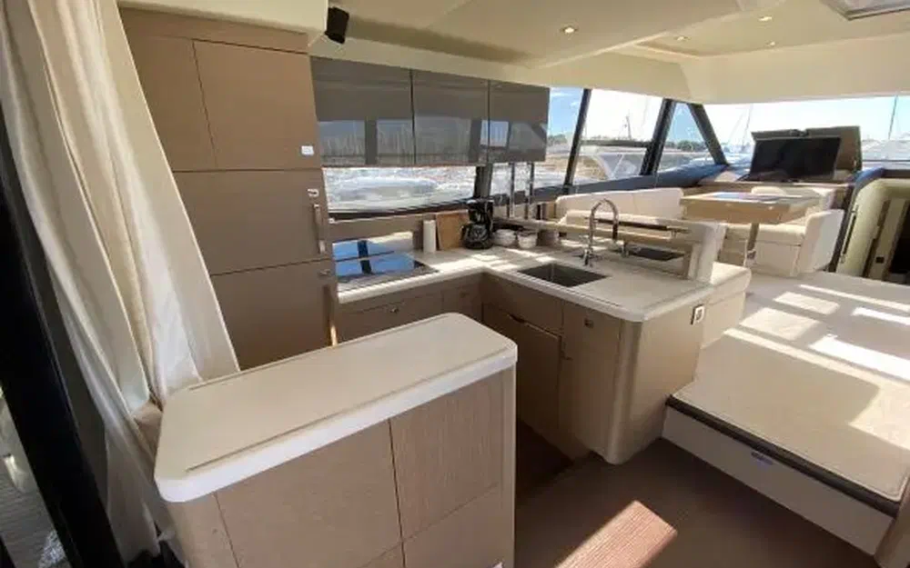 slider 3 Prestige Yachts 560 Fly