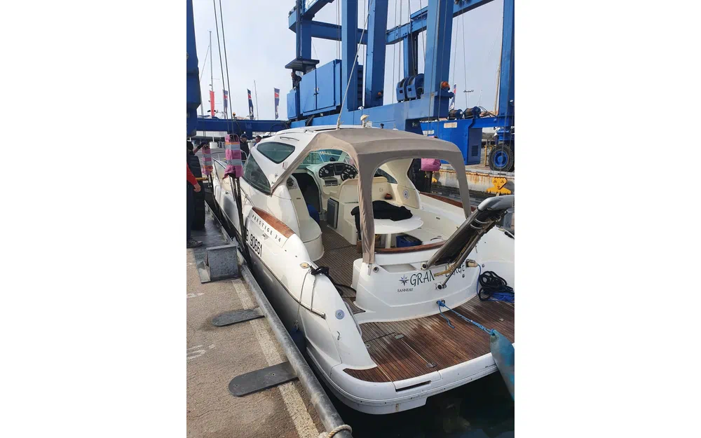 slider 3 Prestige Yachts Prestige 34 hard top