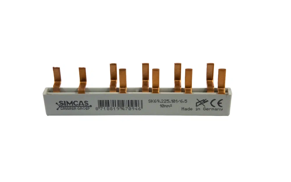 slider 0 Connecteur traversant Gewiss 1 disjoncteur différentiel /4 disjoncteurs automatiques.