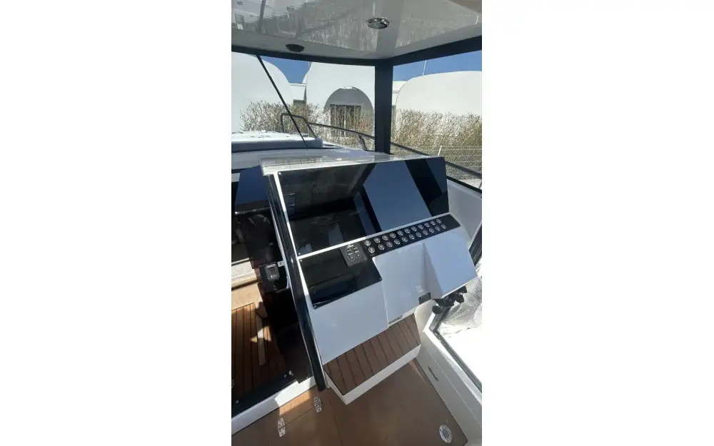 slider 8 Dromeas Yachts D28 SUV