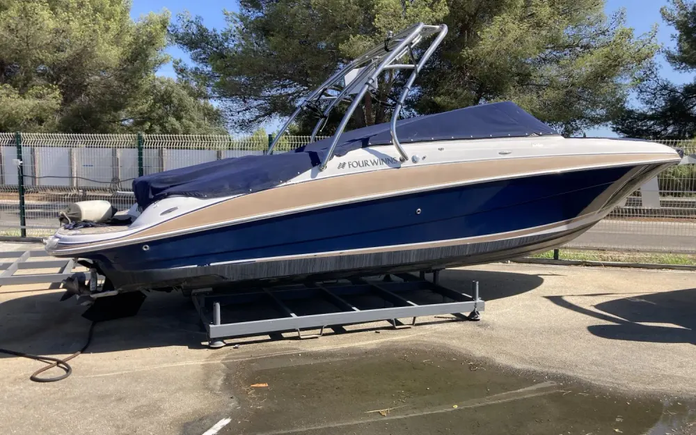 Four WinnsH 260