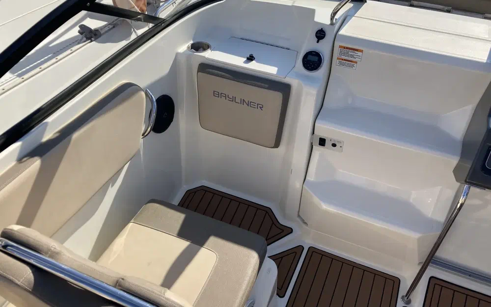 slider 9 Bayliner VR5 Cuddy OB
