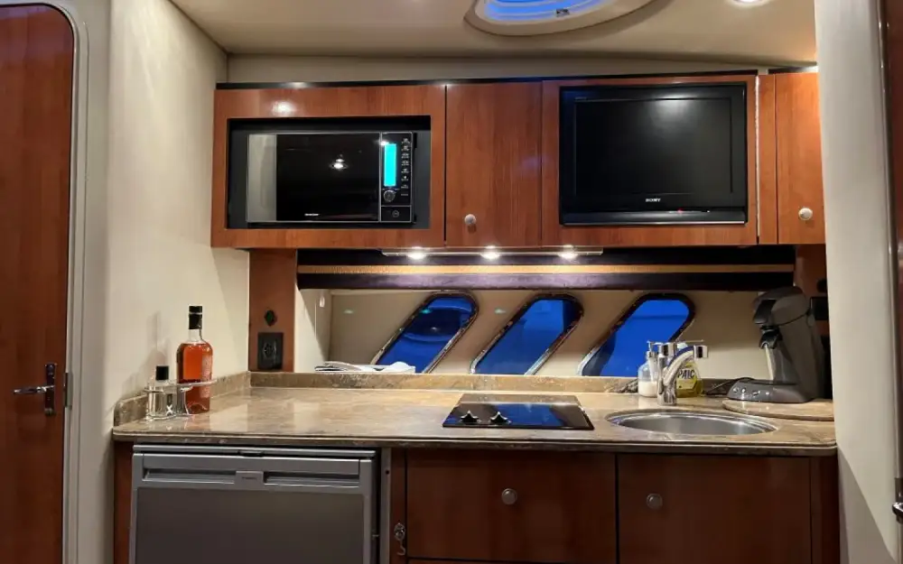 slider 4 Cruisers Yachts  330 Express