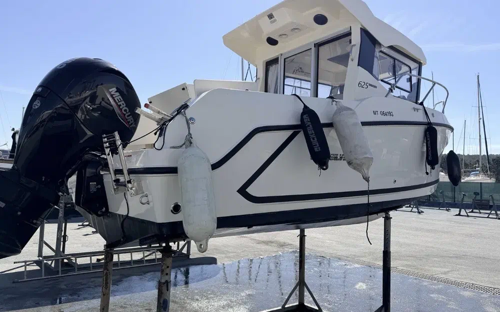 slider 3 Quicksilver 625 pilothouse