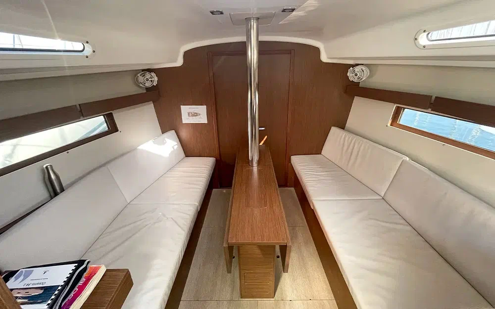 slider 1 Beneteau Oceanis 34.1