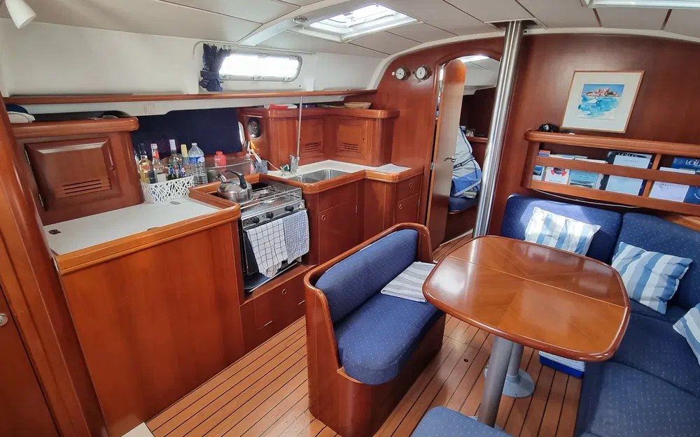 slider 1 Beneteau Oceanis 411 Celebration