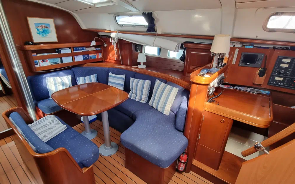 slider 3 Beneteau Oceanis 411 Celebration