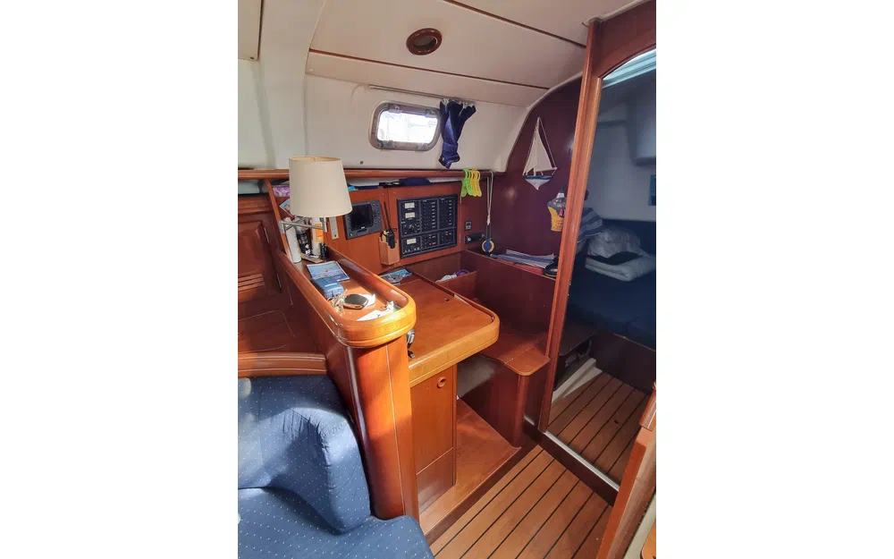 slider 4 Beneteau Oceanis 411 Celebration