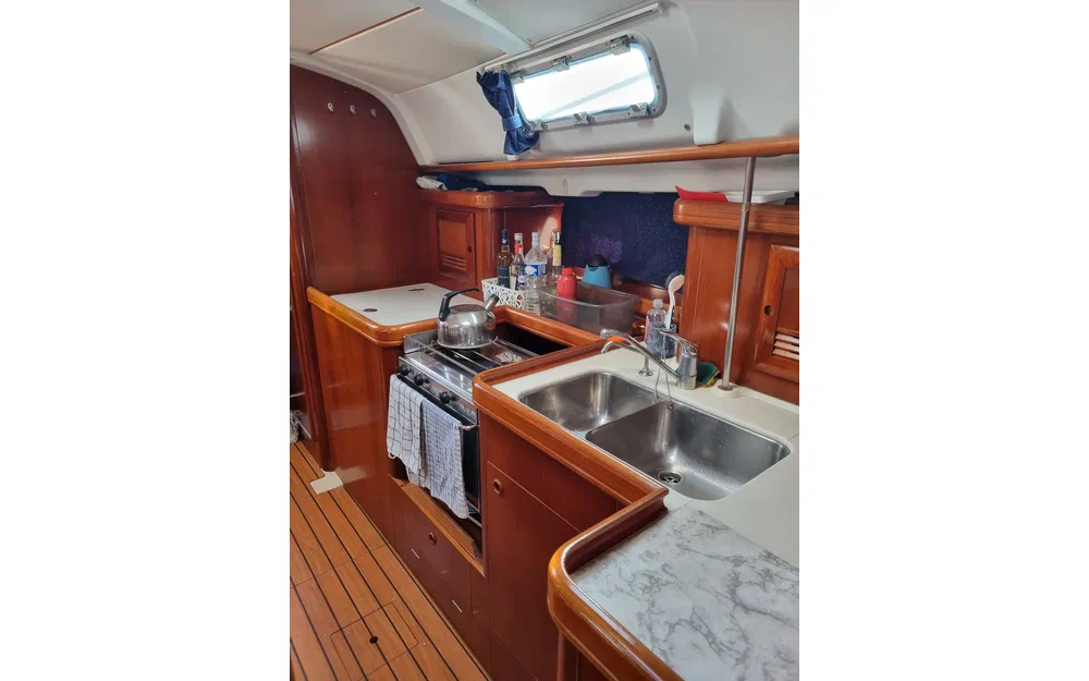 slider 7 Beneteau Oceanis 411 Celebration