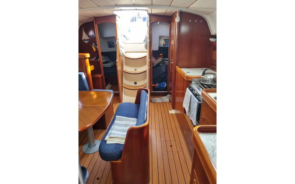 slider 8 Beneteau Oceanis 411 Celebration