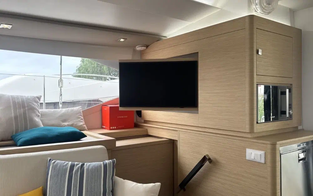 slider 9 Fountaine Pajot Astrea 42