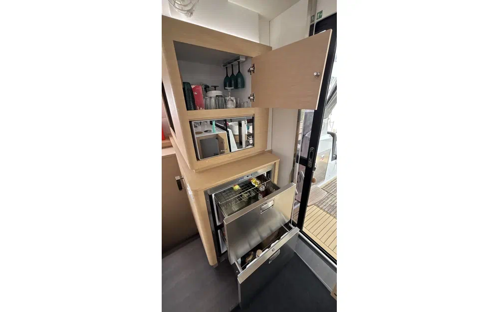 slider 11 Fountaine Pajot Astrea 42
