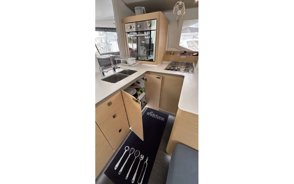 slider 12 Fountaine Pajot Astrea 42