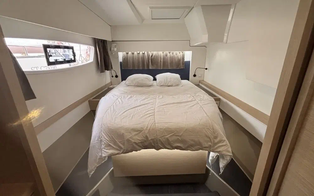 slider 17 Fountaine Pajot Astrea 42