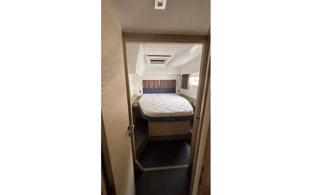 slider 21 Fountaine Pajot Astrea 42