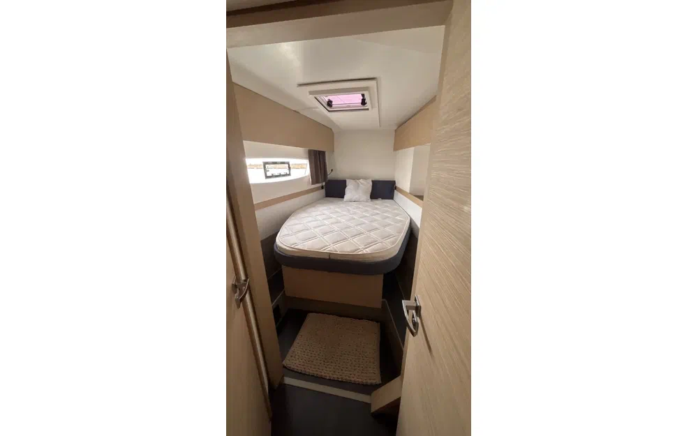 slider 24 Fountaine Pajot Astrea 42