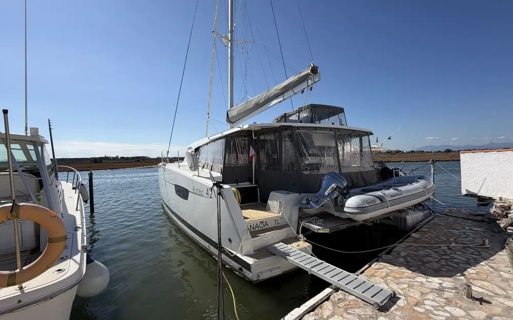slider 4 Fountaine Pajot Astrea 42