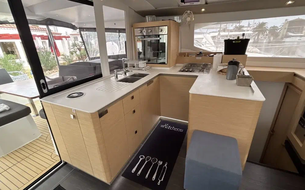 slider 8 Fountaine Pajot Astrea 42