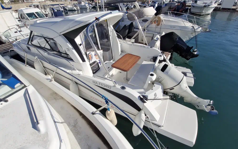 slider 2 Beneteau Antares 8 OB
