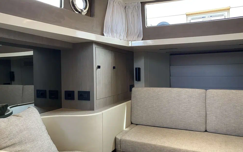 slider 11 Cranchi A46 Luxury Tender